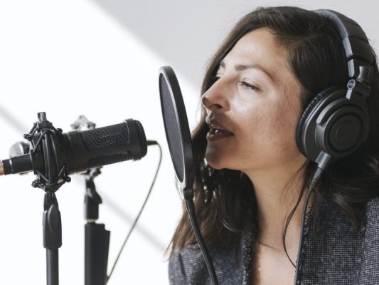 businesswoman-interviewed-for-a-podcast-e1665928673368-pwaupq3fbkqgnyv5q5160vmqkg07g951a2mxgkm3jk